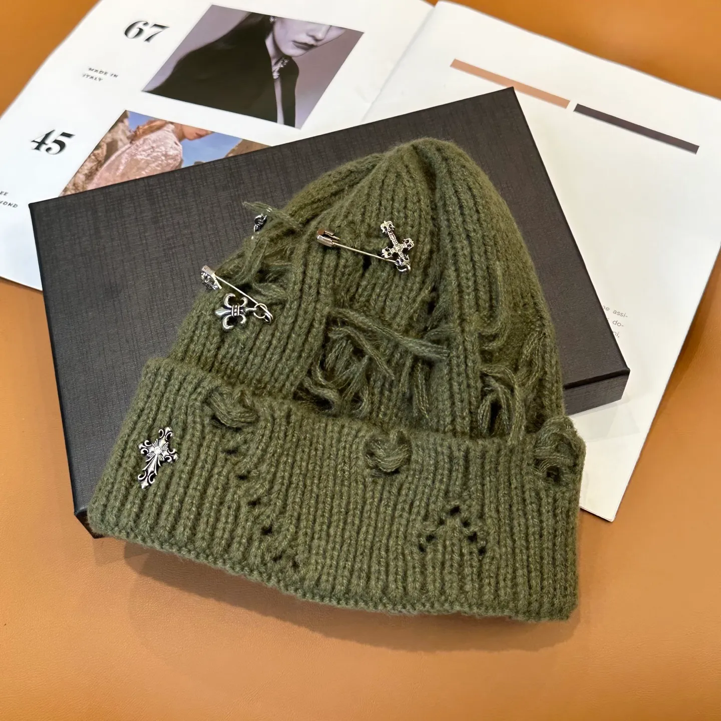 P60 🤍Chrome hearts new autumn and winter cross knitted hat🧶 One of the must-have hats in autumn and winter~ It really looks good on whoever wears it~, it is also a perfect match in black and white and gray in autumn~